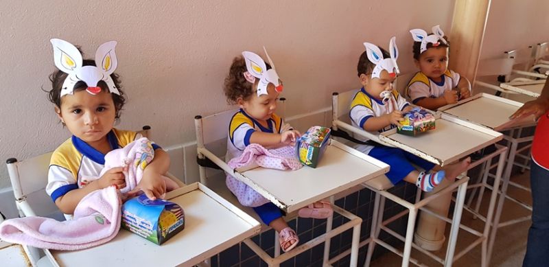 Prefeitura entrega ovos de Páscoa e faz a alegria das crianças.